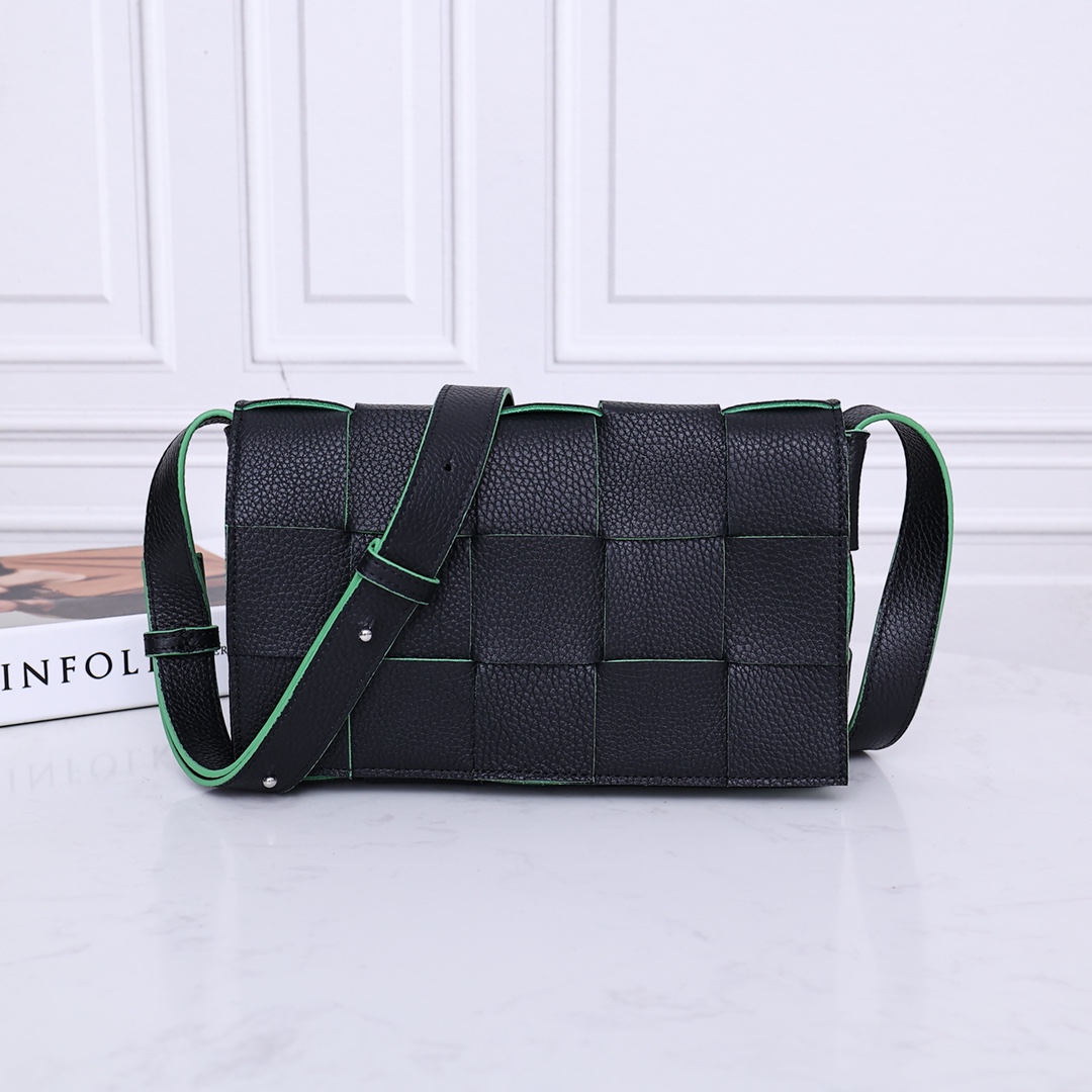 Bottega Veneta сумка из телячьей кожи плетёная сумка-багет через плечо