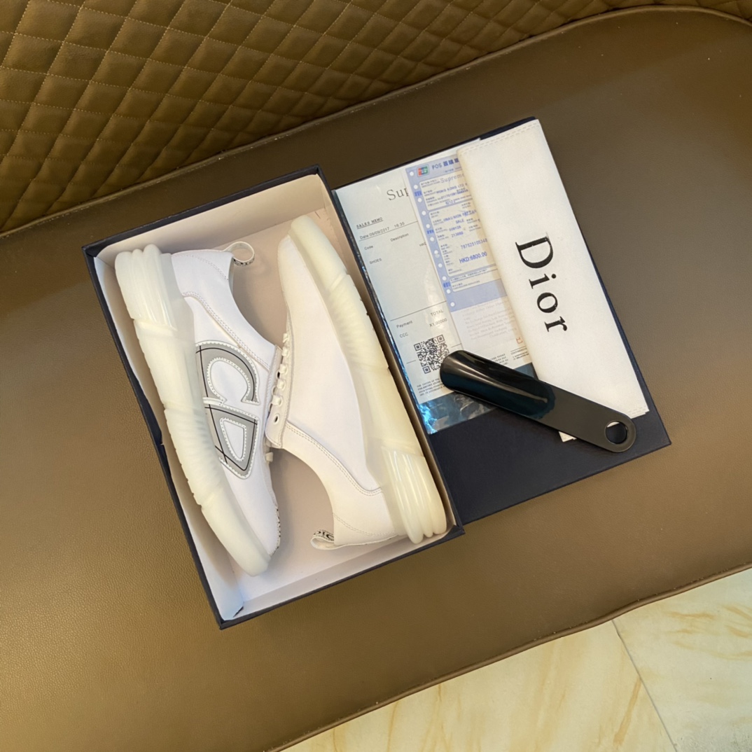 I5 Dior 迪奥  2022 低帮休闲运动鞋,采用进口头层牛皮打造,金属logo装饰,原版橡胶鞋底、鞋口带有品牌标志性细节,提升格调.时尚百搭,可为各式造型增光添彩.塑造独具动感活力与摩登气息的精致设计,这款全新必备鞋履为迪奥 Dior 的典藏传承再赋新彩,尽显现代优雅格调.男鞋：38-44 45订做   白色 / 黑色