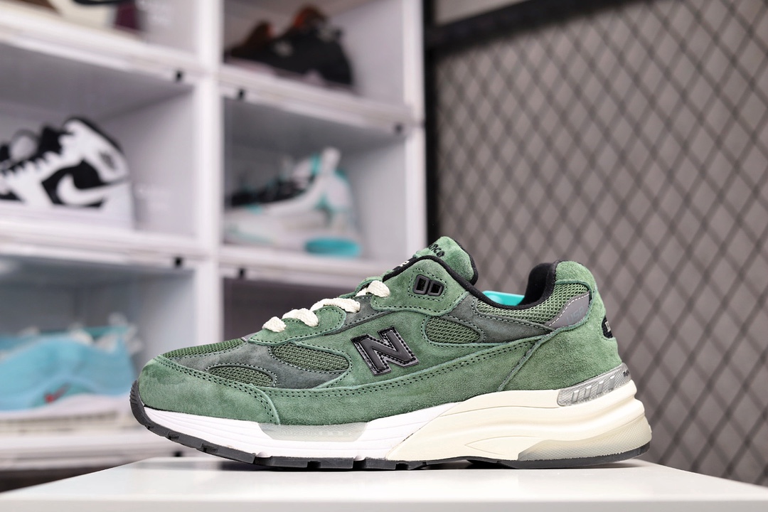 G5 综合版男女鞋真标半码制原楦原纸版开发版型采用猪巴革及透气网眼材质正确6层组合底模精密开发后跟透明TPU水晶装饰条稳固十四年后首次复刻，经典鞋型珍贵传统Justin Saunders主理的加拿大品牌JJJJound x New Balance新百伦NB Made in USA M992系列美产血统经典复古休闲运动百搭老爹跑步鞋“森林绿黑”BD
