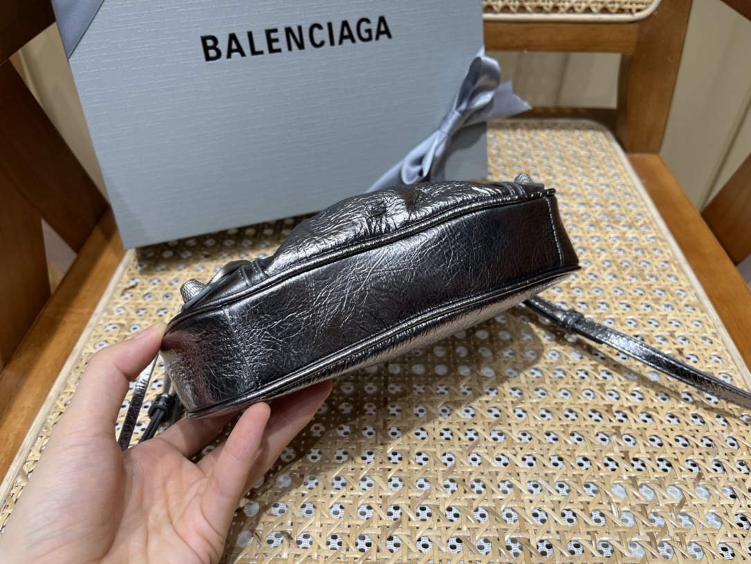 Balenciaga Le Cagole Mini 20CM 古银色平纹月牙包 695814