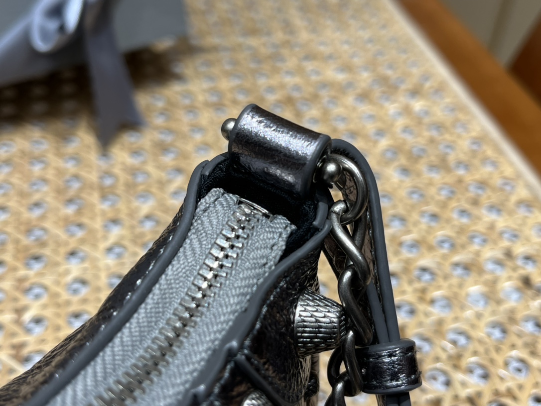 Balenciaga Le Cagole Mini 20CM 古银色平纹月牙包 695814