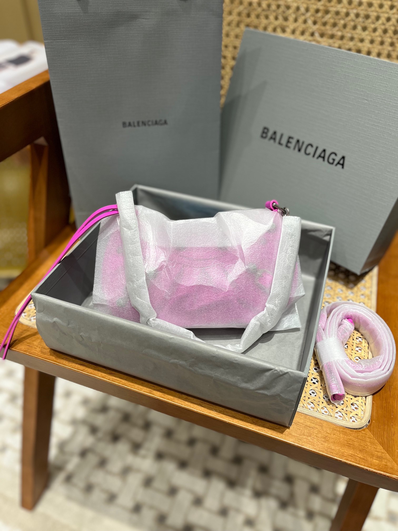 Balenciaga Le Cagole Mini 20CM 玫红色平纹月牙包 695814