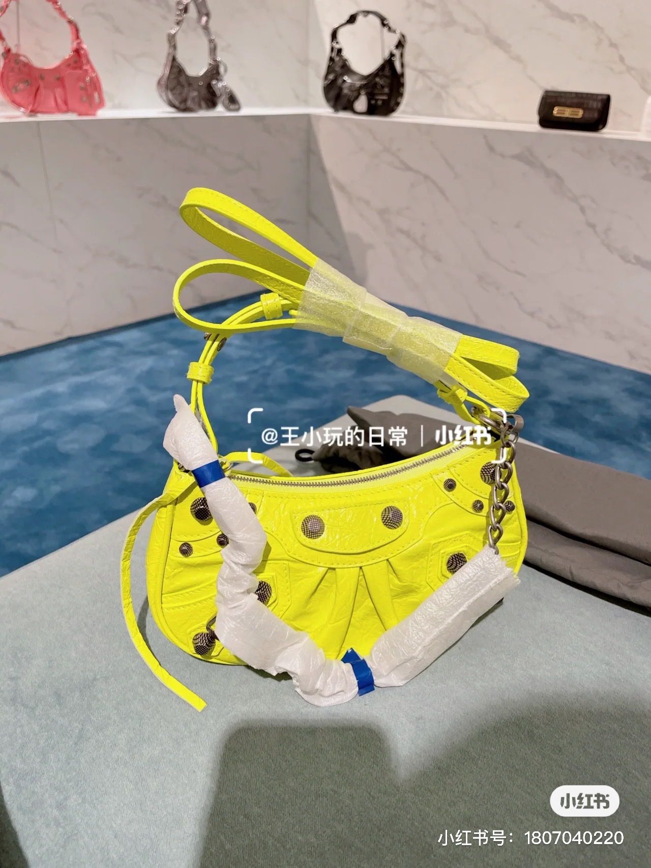 Balenciaga Le Cagole Mini 20CM 荧光黄平纹月牙包 695814