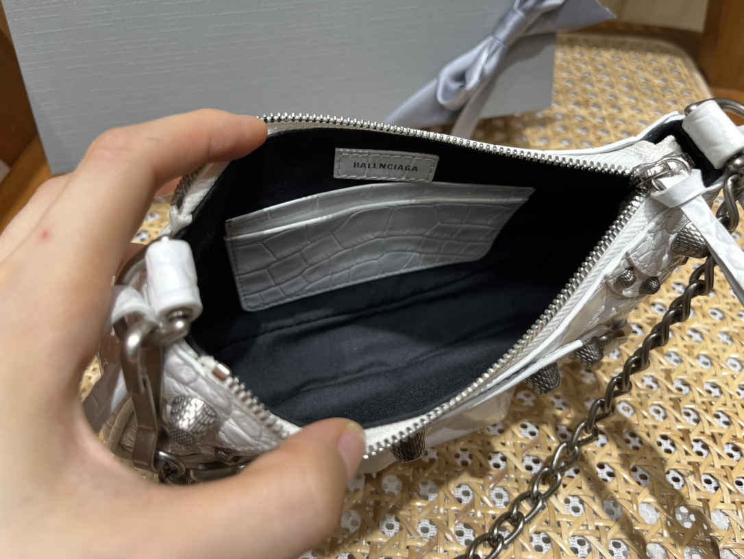 Balenciaga Le Cagole Mini 20CM 白色鳄鱼纹月牙包 695814