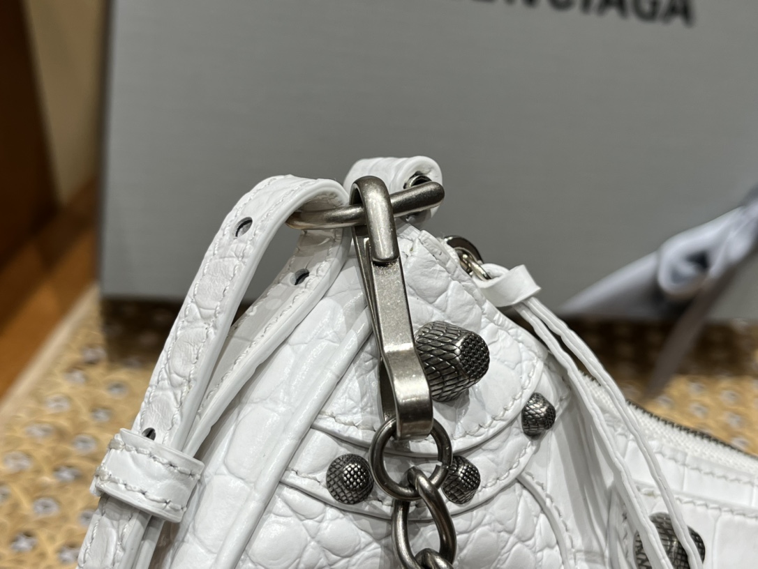Balenciaga Le Cagole Mini 20CM 白色鳄鱼纹月牙包 695814