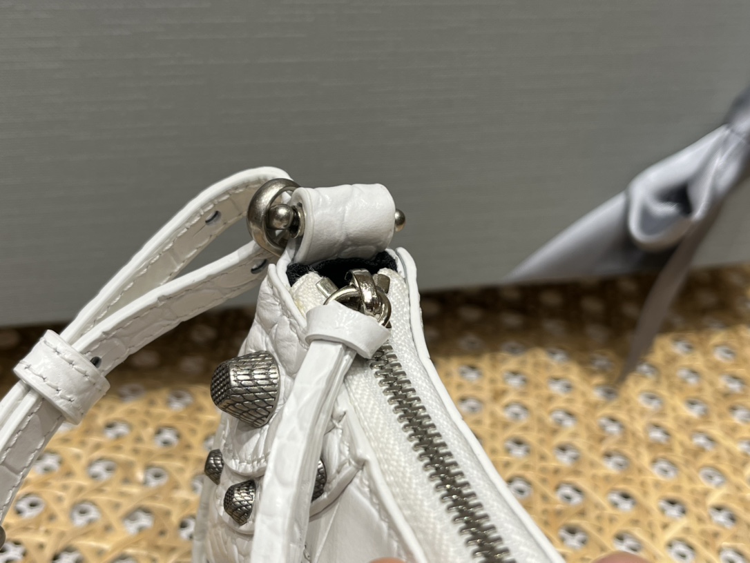 Balenciaga Le Cagole Mini 20CM 白色鳄鱼纹月牙包 695814