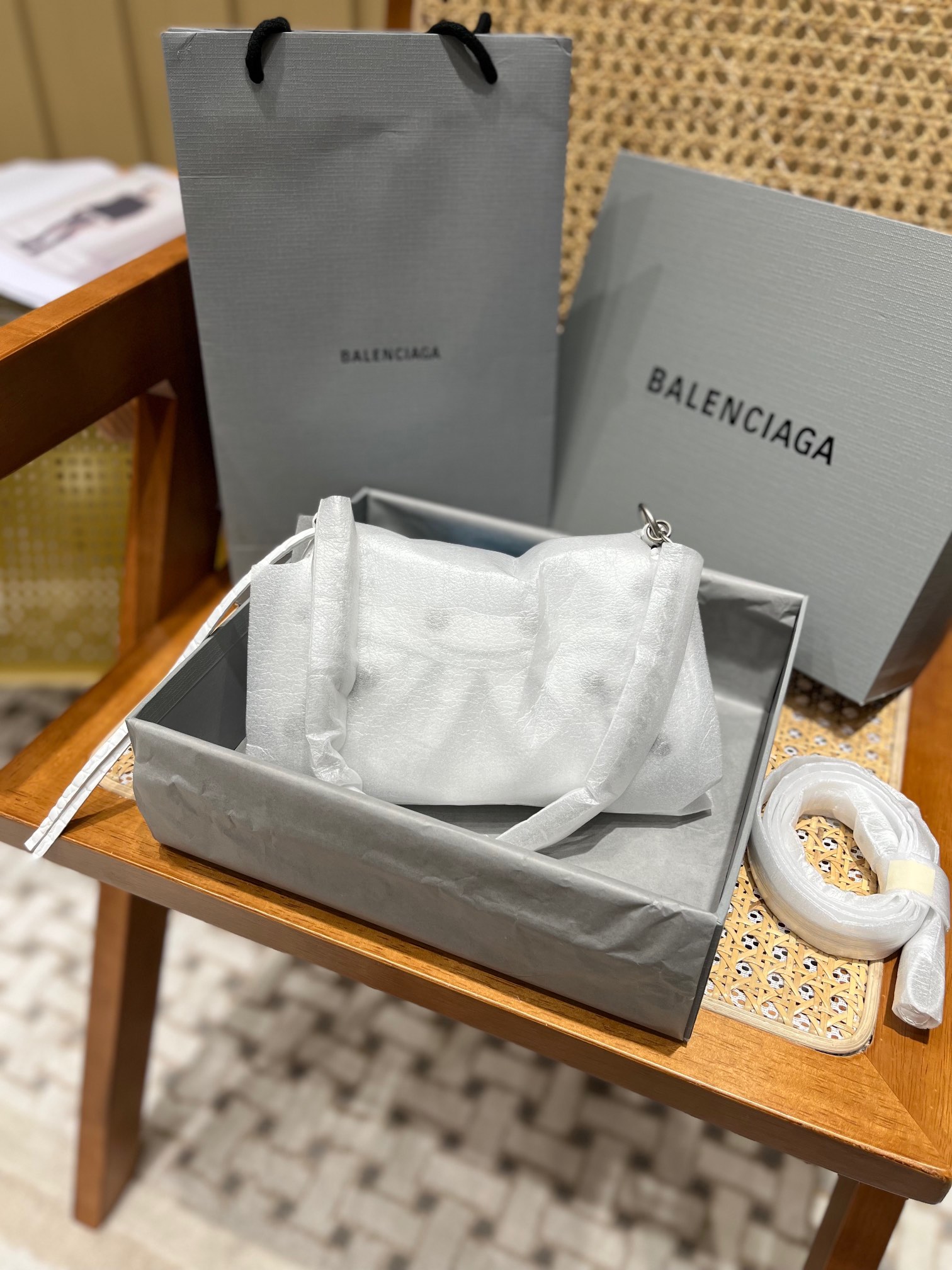 Balenciaga Le Cagole Mini 20CM 白色鳄鱼纹月牙包 695814