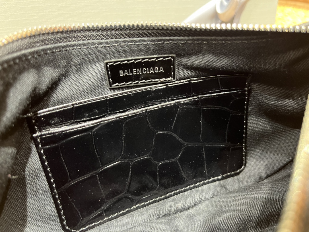 Balenciaga Le Cagole Mini 20CM 黑色鳄鱼纹月牙包 695814