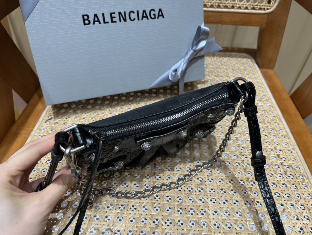 Balenciaga Le Cagole Mini 20CM 黑色鳄鱼纹月牙包 695814