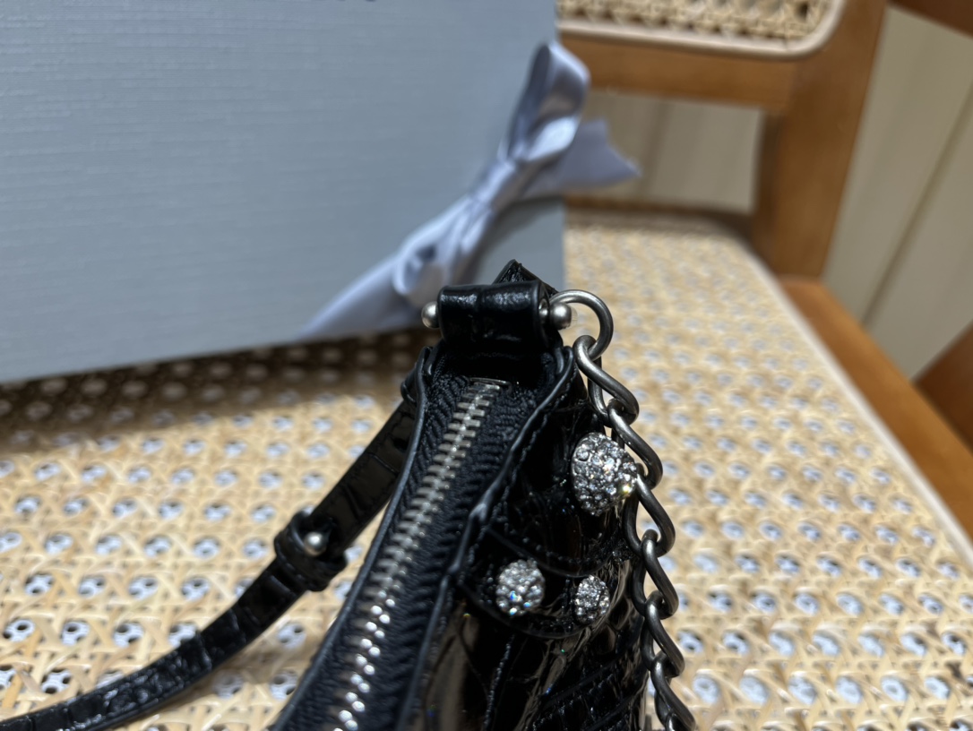 Balenciaga Le Cagole Mini 20CM 黑色鳄鱼纹月牙包 695814