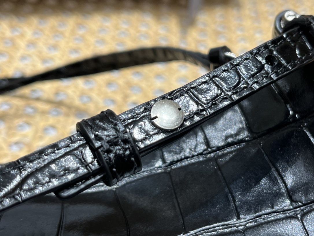 Balenciaga Le Cagole Mini 20CM 黑色鳄鱼纹月牙包 695814