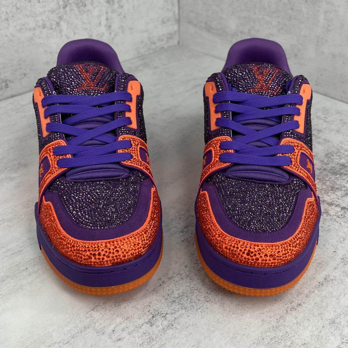 Louis Vuitton 新款上架 2062 Louis*Vuitto* LV trainer 满钻系列 走秀款TRAINER 大底和面料私模 绝对下血本费心思的一款鞋子 自Vifgil到来之后而设计的这一系列 每一季度都深受众多粉丝的青睐 TPU 大底 包装