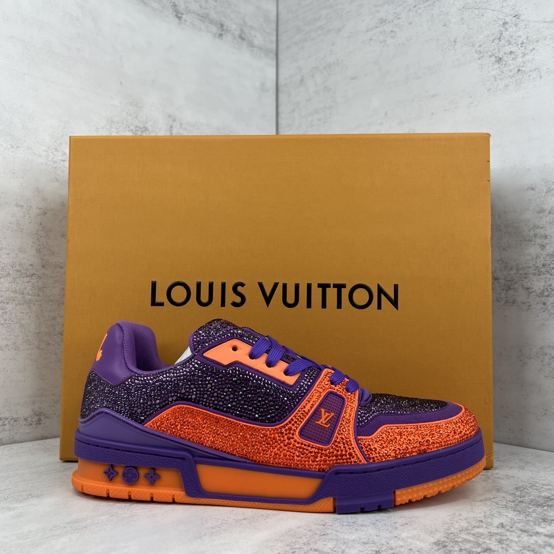 Louis Vuitton 新款上架 2062 Louis*Vuitto* LV trainer 满钻系列 走秀款TRAINER 大底和面料私模 绝对下血本费心思的一款鞋子 自Vifgil到来之后而设计的这一系列 每一季度都深受众多粉丝的青睐 TPU 大底 包装