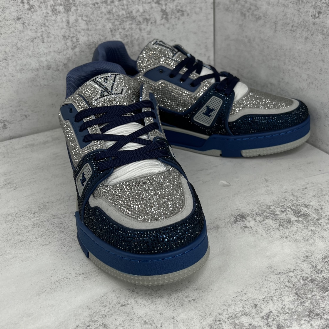 Louis Vuitton 新款上架 2062 Louis*Vuitto* LV trainer 满钻系列 走秀款TRAINER 大底和面料私模 绝对下血本费心思的一款鞋子 自Vifgil到来之后而设计的这一系列 每一季度都深受众多粉丝的青睐 TPU 大底 包装