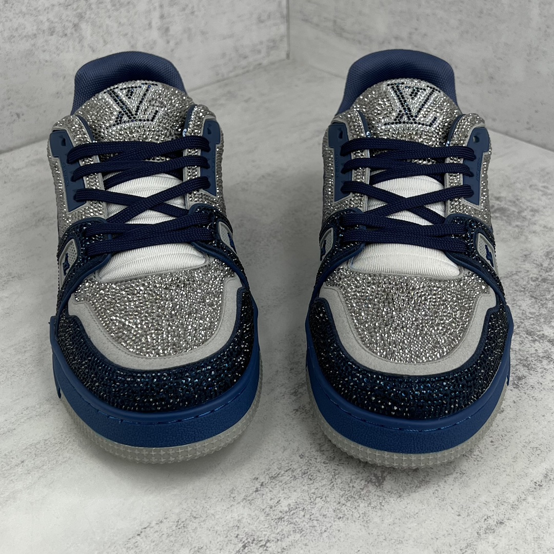 Louis Vuitton 新款上架 2062 Louis*Vuitto* LV trainer 满钻系列 走秀款TRAINER 大底和面料私模 绝对下血本费心思的一款鞋子 自Vifgil到来之后而设计的这一系列 每一季度都深受众多粉丝的青睐 TPU 大底 包装