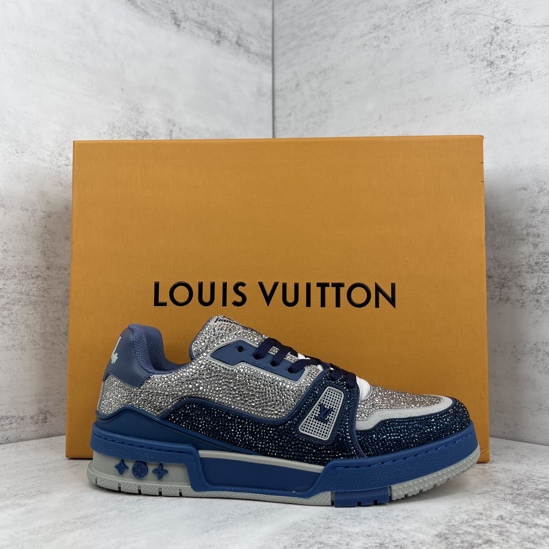 Louis Vuitton 新款上架 2062 Louis*Vuitto* LV trainer 满钻系列 走秀款TRAINER 大底和面料私模 绝对下血本费心思的一款鞋子 自Vifgil到来之后而设计的这一系列 每一季度都深受众多粉丝的青睐 TPU 大底 包装