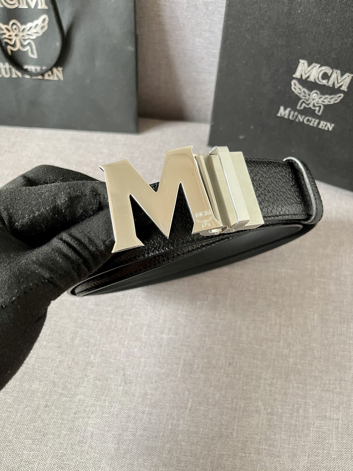 MCM牛皮头层高温热野猪皮纹面底衬牛