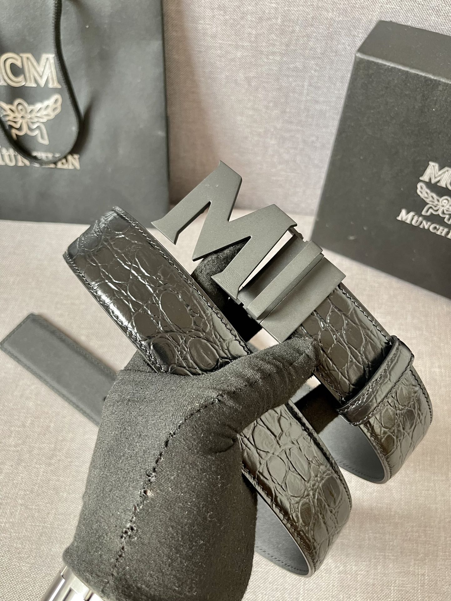 MCM原厂进口牛皮头层高温热压石头纹