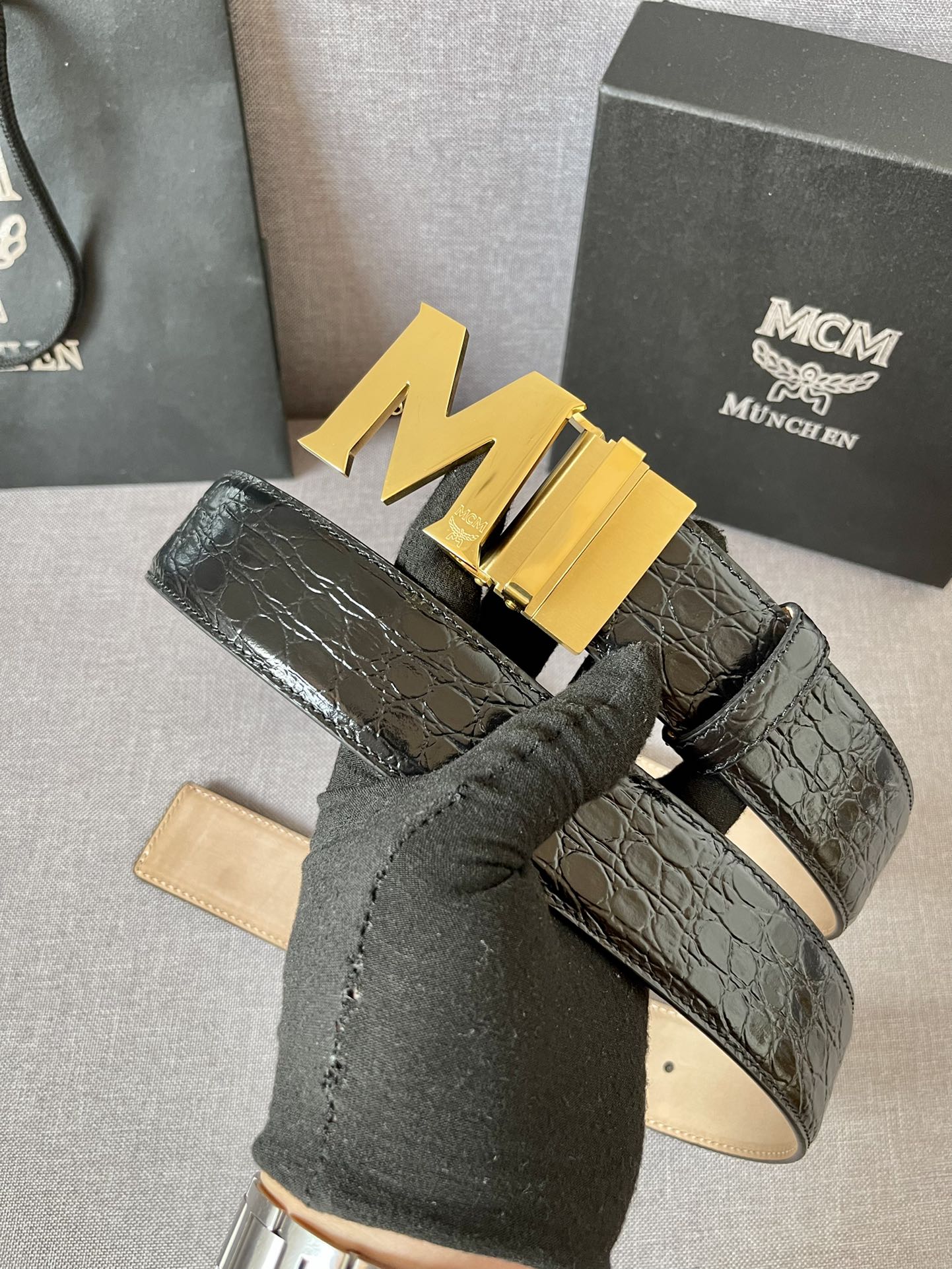 MCM原厂进口牛皮头层高温热压石头纹