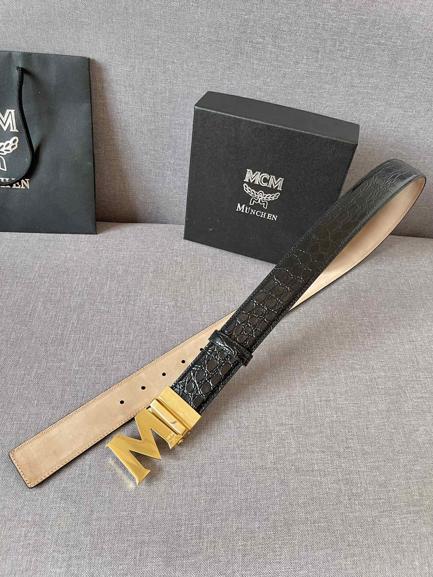 MCM原厂进口牛皮头层高温热压石头纹