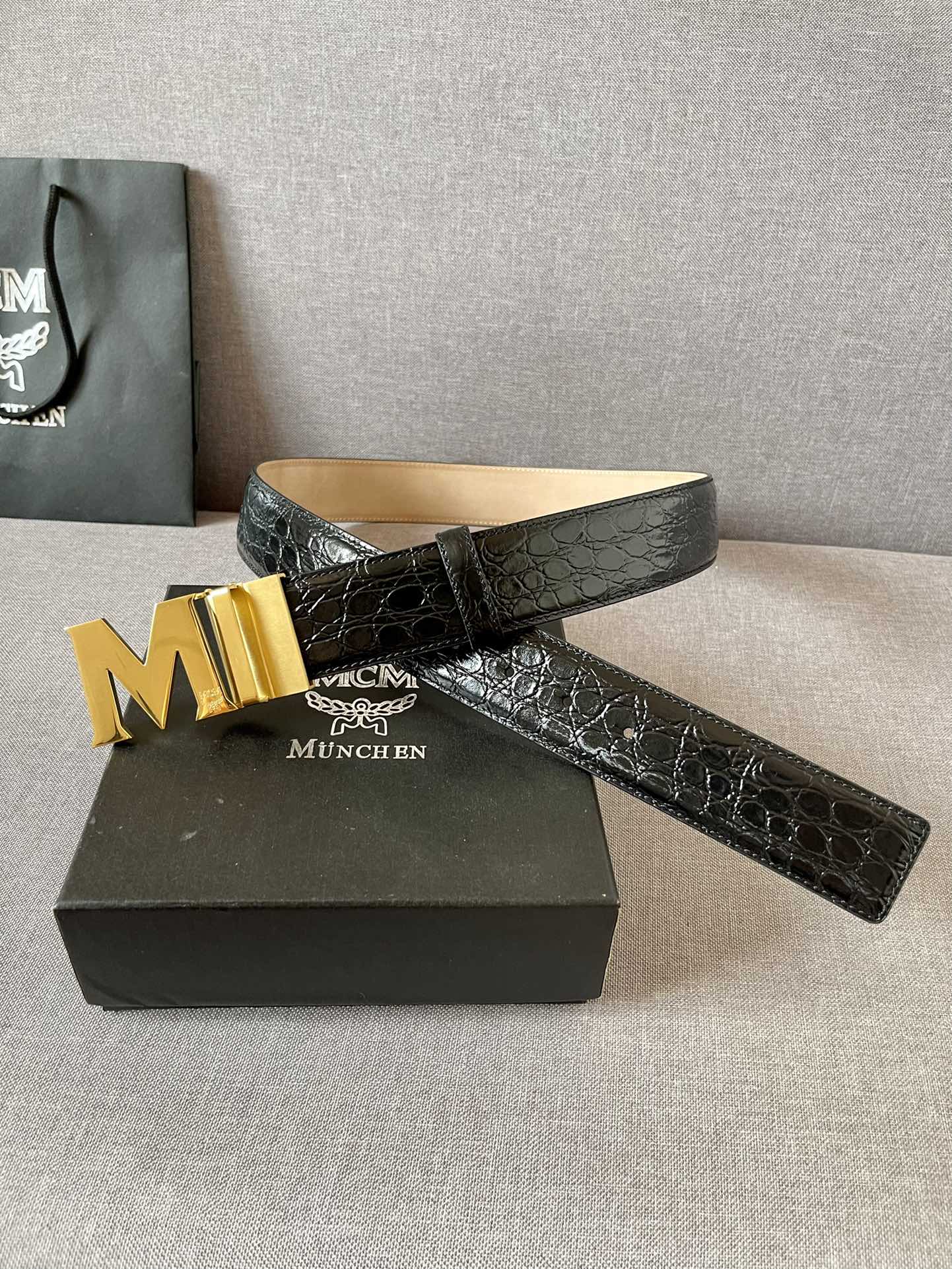 MCM原厂进口牛皮头层高温热压石头纹