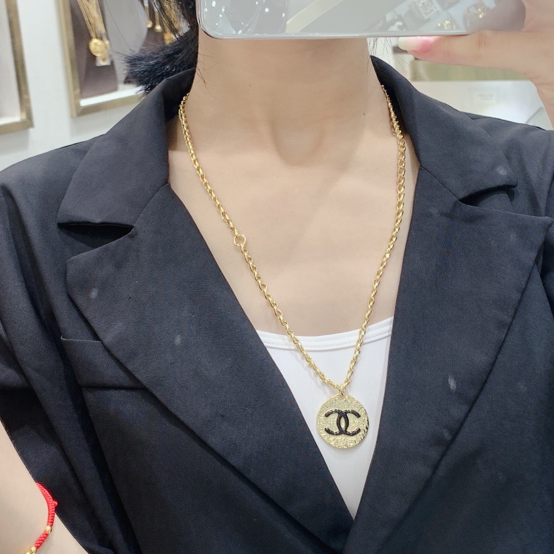 NO:104148,Little Xiang style necklace high-end customization, simple and high-end sense, commuting girls close their eyes, a must-have for fashionable ladies, Huangtong material, Chanel necklace, chanel, necklace19860909小香风项链高级定制 简约不失高级感 通勤女孩闭眼入 时髦小姐姐必备 黄桐材质,香奈儿项链,chanel,necklace,Jewelry