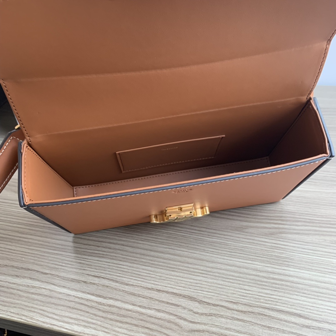 CELINE2022早秋手提BOX小硬箱重复经典复古不再小巧可爱容量的上升方正廓形洒脱英气满满拉长档次!