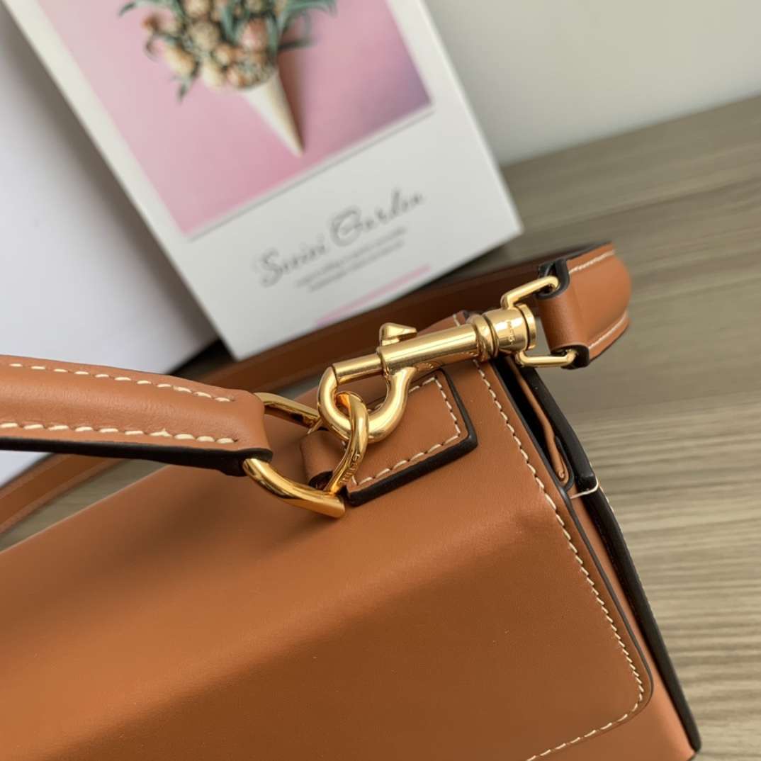 CELINE2022早秋手提BOX小硬箱重复经典复古不再小巧可爱容量的上升方正廓形洒脱英气满满拉长档次!