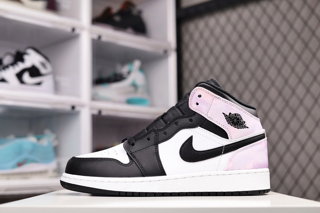 H5 纯原版本 Air Jordan 1 Mid “Zen Master” 黑白紫 扎染中帮系列 全新批次 原装原模大底全鞋原厂定制皮料 手感细腻正确折边工艺 完美细节诠释 上脚酷炫