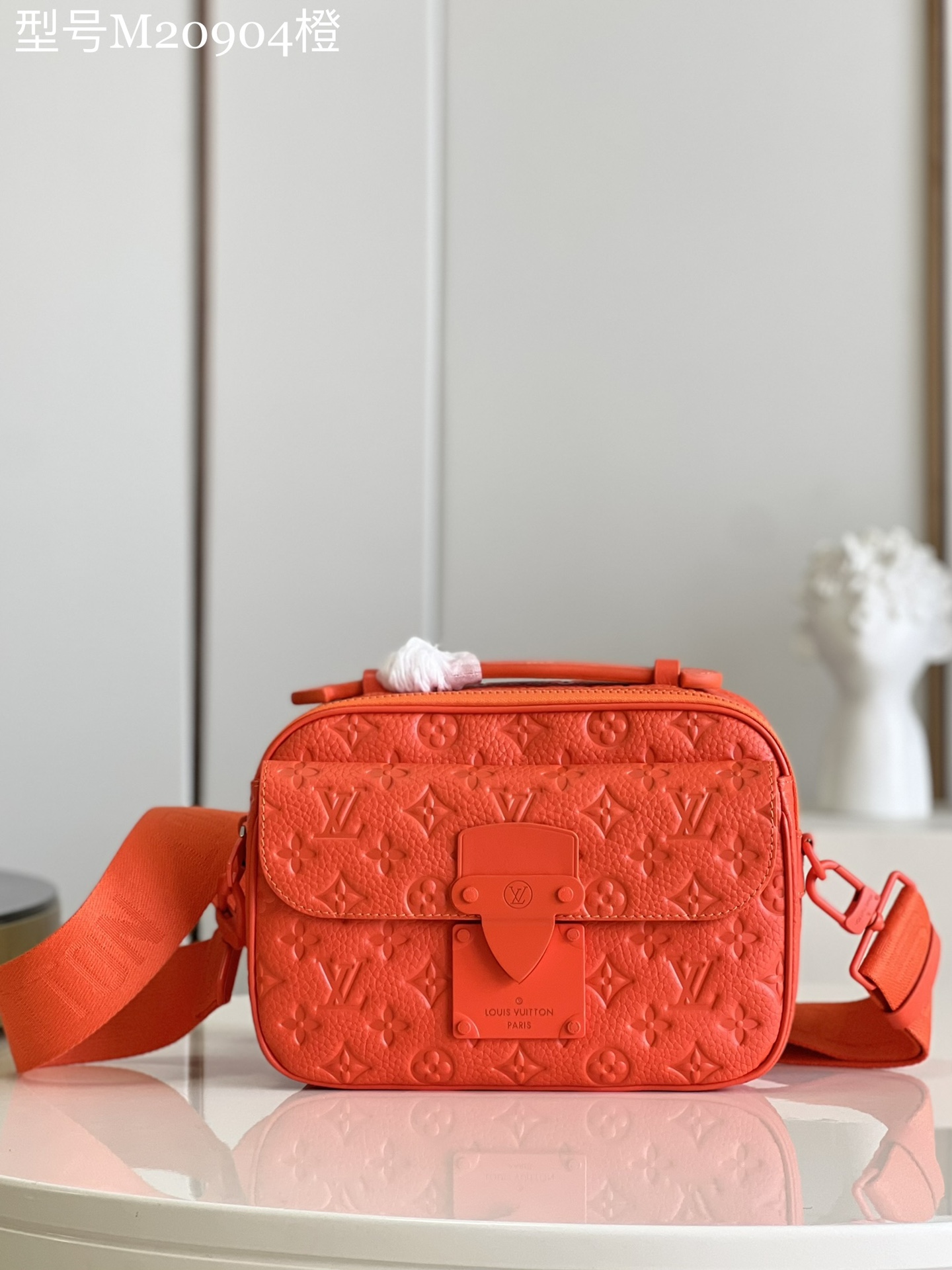 NO:399050,【Exclusive real photo M20904 orange】Men's postman bag series S Lock postman bag is made of Monogram Macassar canvas, and the new lock is inspired by the hard box lock designed by Georges Vuitton in 1886. The special decoration technology gives this magnetic metal lock a striking and modern look. It is also equipped with a spacious zipper compartment, a hard box-style leather handle and an LV logo strap, which is stylish and stylish and easy to use. Size 22 x 18 x 8cm z.800, LV [original leather], louis vuitton19860909【独家实拍M20904橙色】男士邮差包系列 S Lock 邮差包由 Monogram Macassar 帆布制成,全新锁扣以 Georges Vuitton 于 1886 年设计的硬箱锁扣为灵感打造.特殊整饰工艺为此磁吸金属锁扣赋予醒目摩登姿彩.另配空间充裕的拉链隔层、硬箱风格皮质手柄以及 LV 标识肩带,时尚有型,易于使用.尺寸22 x 18 x 8cm z.800,LV【原厂皮】,louis vuitton,Bag
