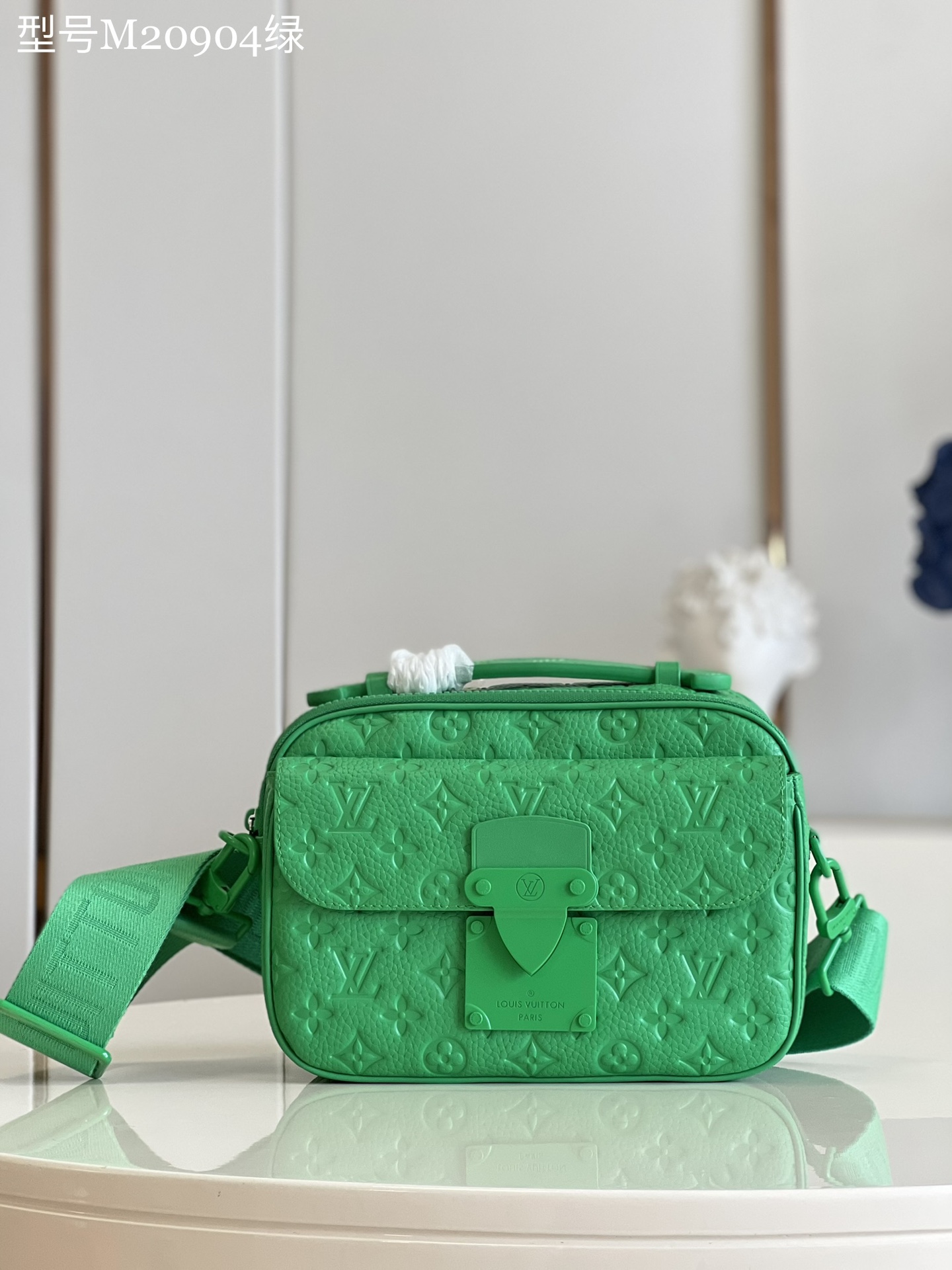 NO:399024,【Exclusive real photo M20904 green】Men's postman bag series S Lock postman bag is made of Monogram Macassar canvas, and the new lock is inspired by the hard box lock designed by Georges Vuitton in 1886. The special decoration technology gives this magnetic metal lock a striking and modern look. It is also equipped with a spacious zipper compartment, a hard box-style leather handle and an LV logo strap, which is stylish and stylish and easy to use. Size 22 x 18 x 8cm z.800, LV [original leather], louis vuitton19860909【独家实拍M20904绿色】男士邮差包系列 S Lock 邮差包由 Monogram Macassar 帆布制成,全新锁扣以 Georges Vuitton 于 1886 年设计的硬箱锁扣为灵感打造.特殊整饰工艺为此磁吸金属锁扣赋予醒目摩登姿彩.另配空间充裕的拉链隔层、硬箱风格皮质手柄以及 LV 标识肩带,时尚有型,易于使用.尺寸22 x 18 x 8cm z.800,LV【原厂皮】,louis vuitton,Bag