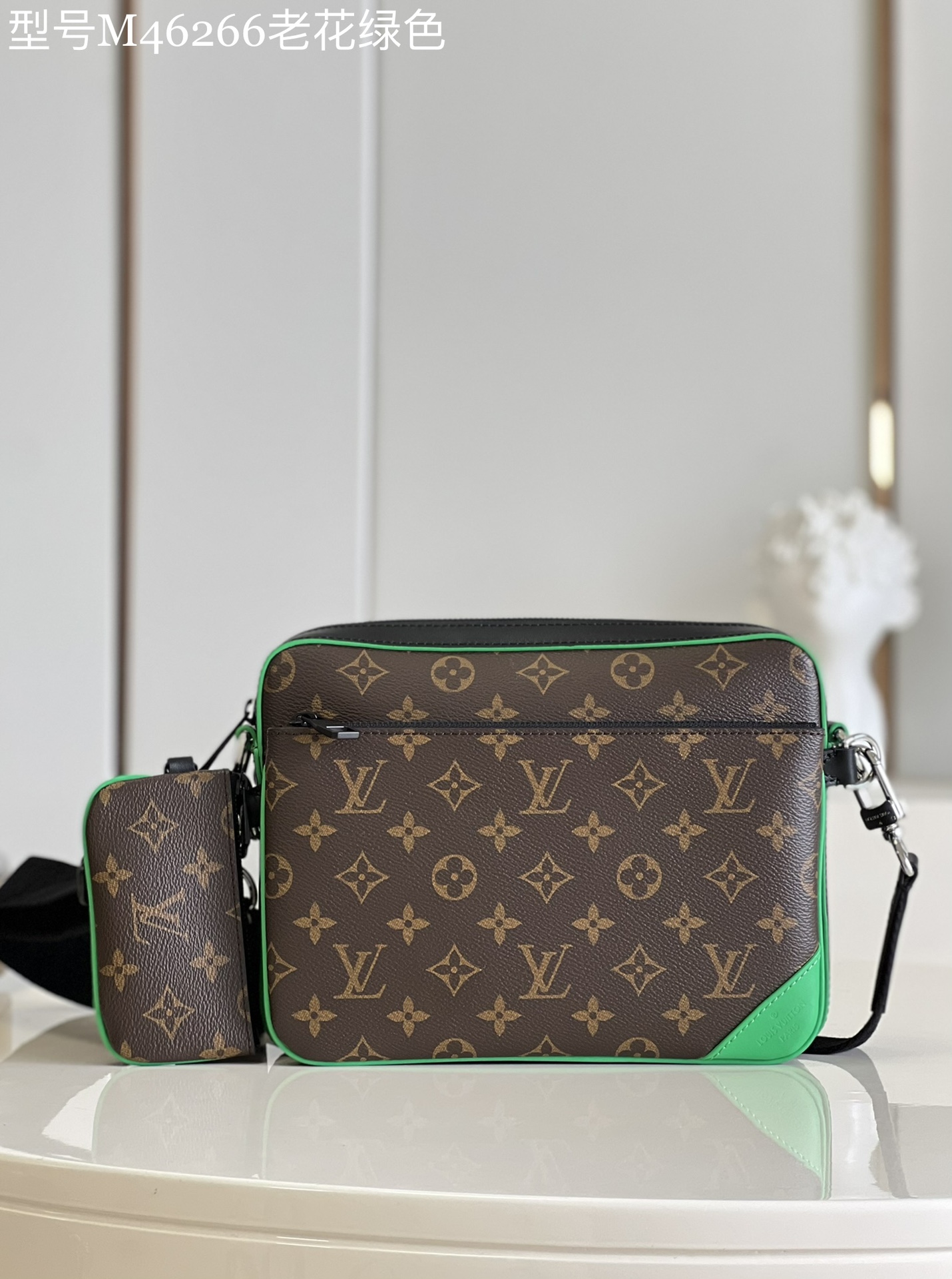 NO:399030,【Exclusive real photo M46266 old flower green】 Men's three-piece set series TRIO postman bag This Trio postman bag is made of a flexible configuration with Monogram Macassar canvas, recalling the love elements of designer Virgil Abloh through bright cowhide details. The three-in-one design can be separated zipper bag, and the removable coin wallet with shoulder straps can also achieve touch-free payment. Detailed features 25 x 18.5 x 7cm z.600, LV [original leather], louis vuitton, wallets, cowhide19860909【独家实拍M46266老花绿色】男士三件套系列 TRIO 邮差包 本款 Trio 邮差包以 Monogram Macassar 帆布塑造灵活构型,借由明亮牛皮革细节追忆设计师 Virgil Abloh 的挚爱元素.三合一设计可拆分拉链袋,肩带的可拆卸零钱包亦可实现免触支付.详细特征25 x 18.5 x 7cm z.600,LV【原厂皮】,louis vuitton,wallets,cowhide,Bag