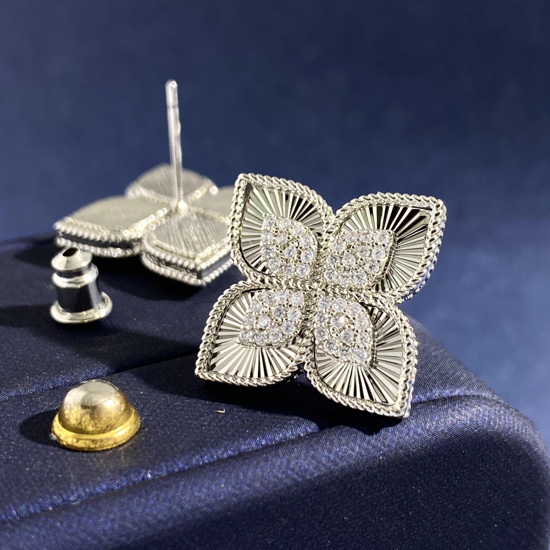  独家新款耳钉到货🎉
RC80 65 65
Roberto Coin珂瑛 四瓣花 四叶花 玑镂雕花耳钉 