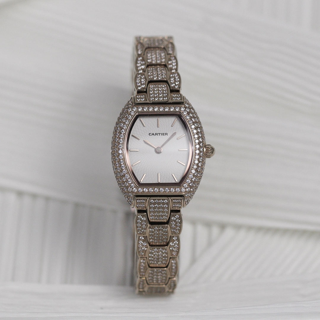 NO:393684,Cartier barrel-shaped diamond series, exquisite and luxurious inlay, full of stars Cartier Mini lady barrel type, using original imported Swiss quartz movement, Swiss sapphire crystal mirror, case connection strap is even more inlaid with Swarovski real diamonds, the entire watch is inlaid with up to 736 diamonds, 18K gold craftsmanship support base, exquisite and unique appearance, 360 degrees without blind spots, excellent use, exquisite and luxurious inlay!  Beautiful!  Diameter 28*33mm Thickness 6.3mm, Cartier, Cartier, Swarovski19860909卡地亚酒桶形满钻系列,精致豪镶,满天星卡地亚-Cartier Mini lady 酒桶型,采用原装进口瑞士石英机芯,瑞士蓝宝石水晶镜面,表壳接驳带更是壕镶满施华洛世奇真水钻,整表壕镶多达736粒钻石,18K金工艺支撑打底,外型精巧别致,360度无死角惊艳,上手效果极佳,精致镶嵌奢华无比！美翻了！直径28*33mm厚度6.3mm,,cartier,cartier,swarovski,Watch