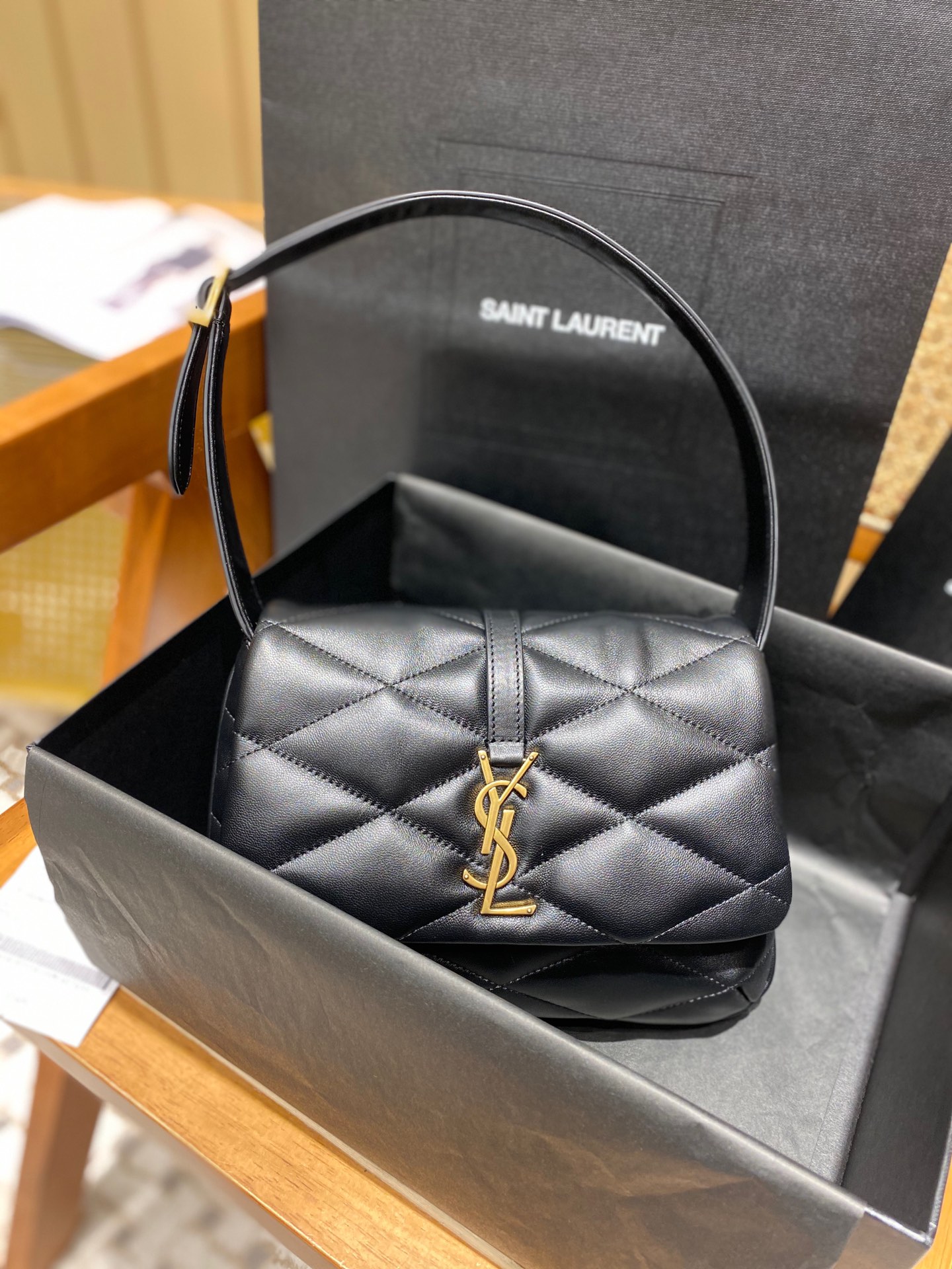 YSL 𝐋𝐄 𝟱𝟳 小羊皮菱格纹腋下包 698567黑色/金扣