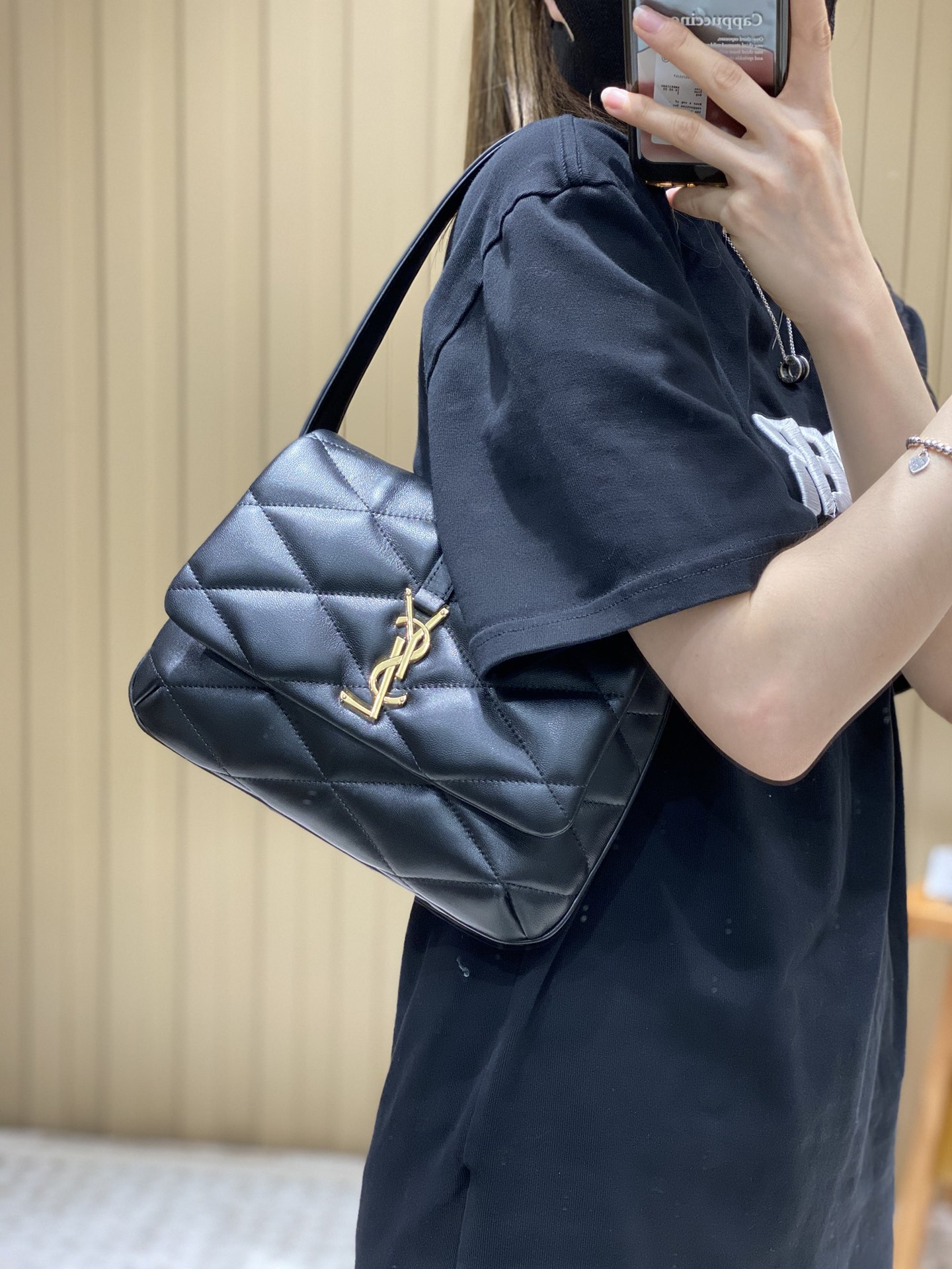 YSL 𝐋𝐄 𝟱𝟳 小羊皮菱格纹腋下包 698567黑色/金扣