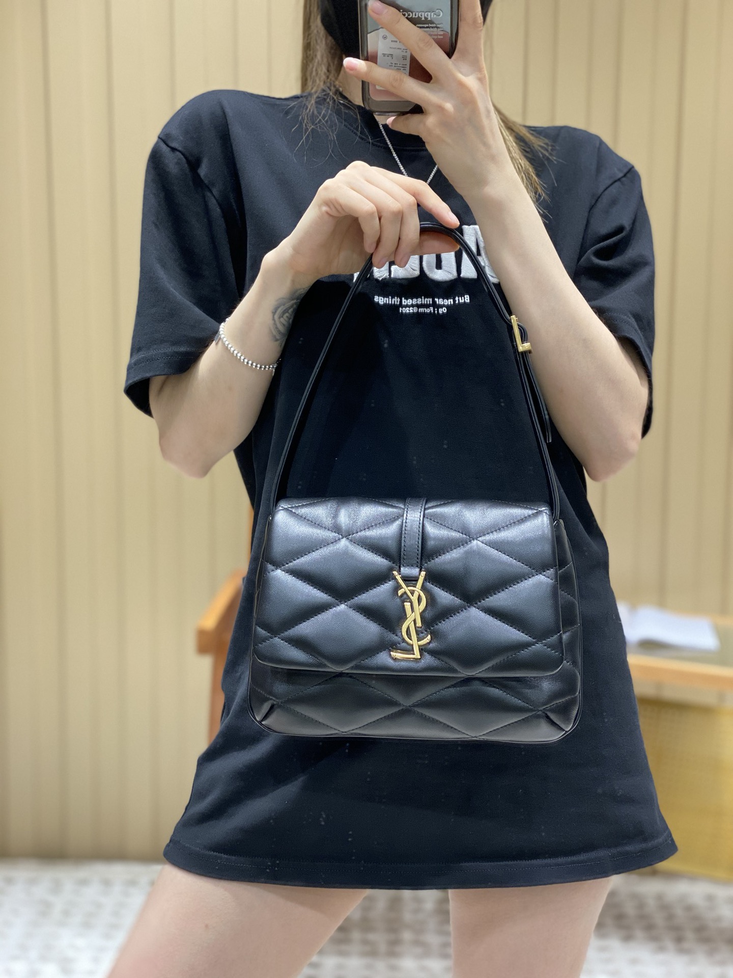 YSL 𝐋𝐄 𝟱𝟳 小羊皮菱格纹腋下包 698567黑色/金扣