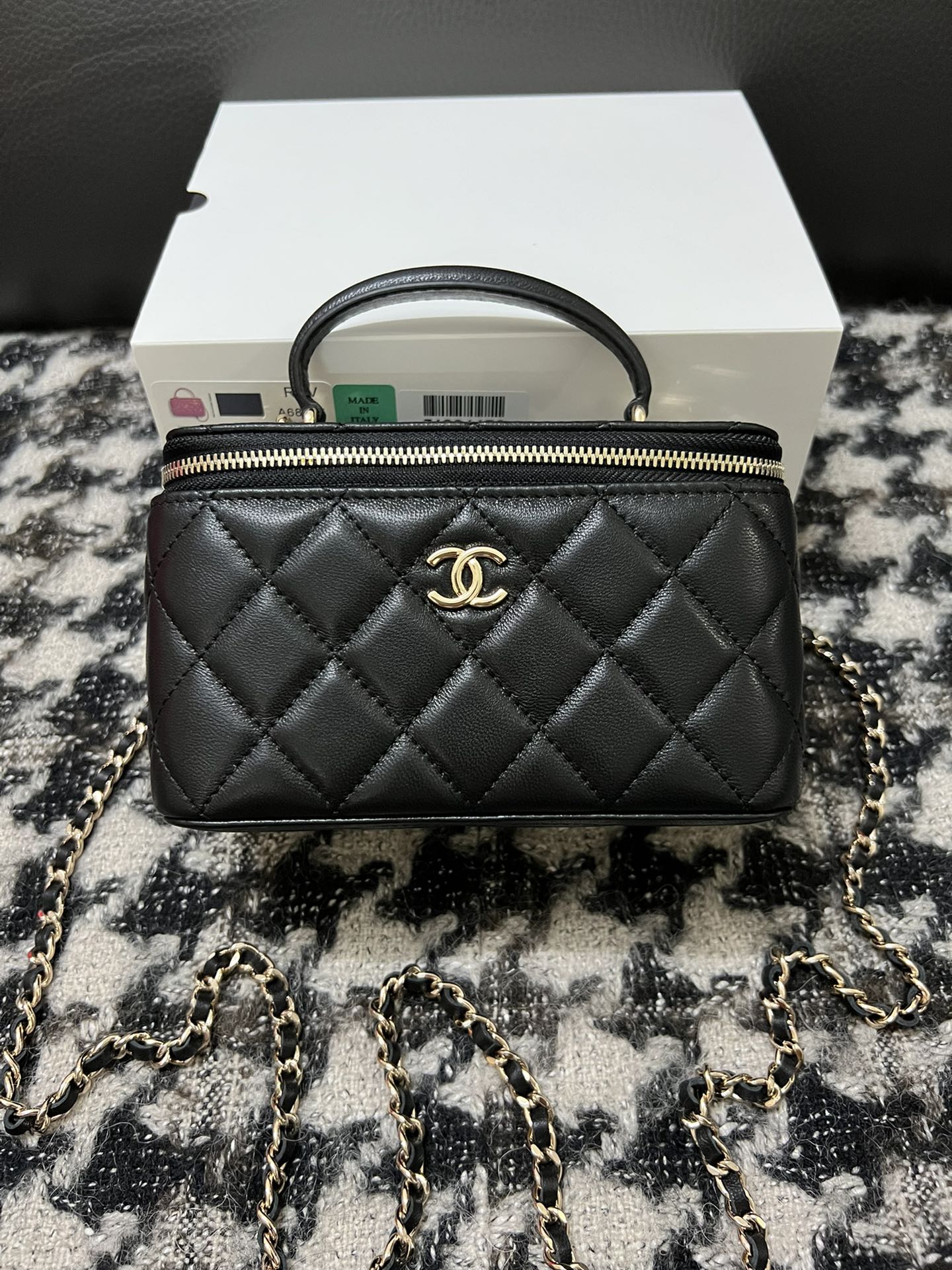 CHANEL: Nuevo modelo 2022: Caja de cadena portátil grande. Es realmente práctico. También viene con un pequeño espejo. …