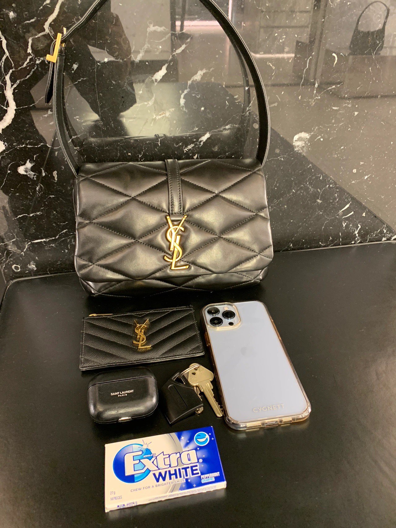 YSL 𝐋𝐄 𝟱𝟳 小羊皮菱格纹腋下包 698567黑色/金扣