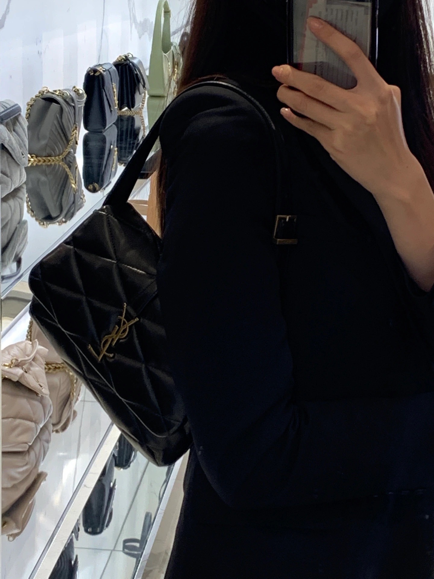 YSL 𝐋𝐄 𝟱𝟳 小羊皮菱格纹腋下包 698567黑色/金扣