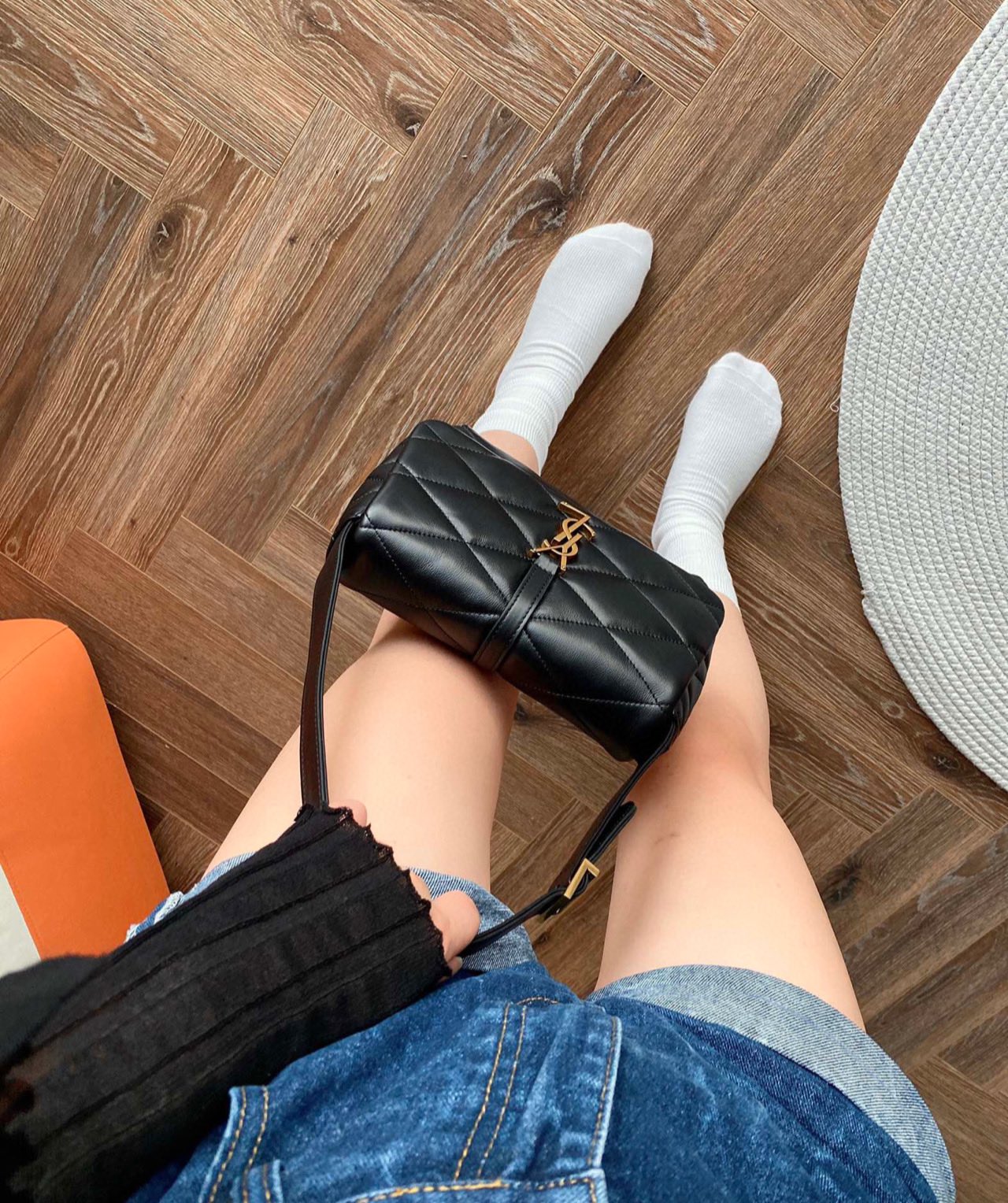 YSL 𝐋𝐄 𝟱𝟳 小羊皮菱格纹腋下包 698567黑色/金扣