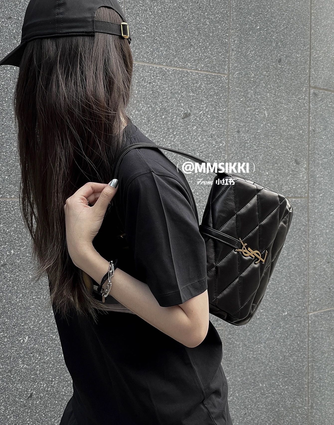 YSL 𝐋𝐄 𝟱𝟳 小羊皮菱格纹腋下包 698567黑色/金扣