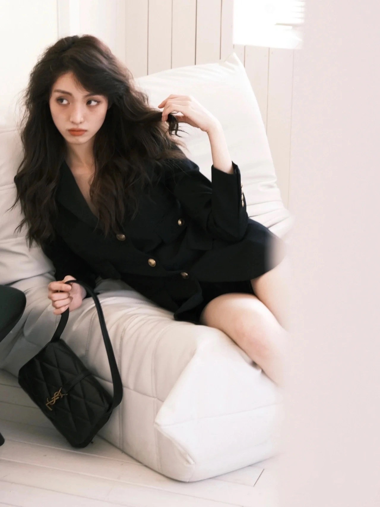 YSL 𝐋𝐄 𝟱𝟳 小羊皮菱格纹腋下包 698567黑色/金扣