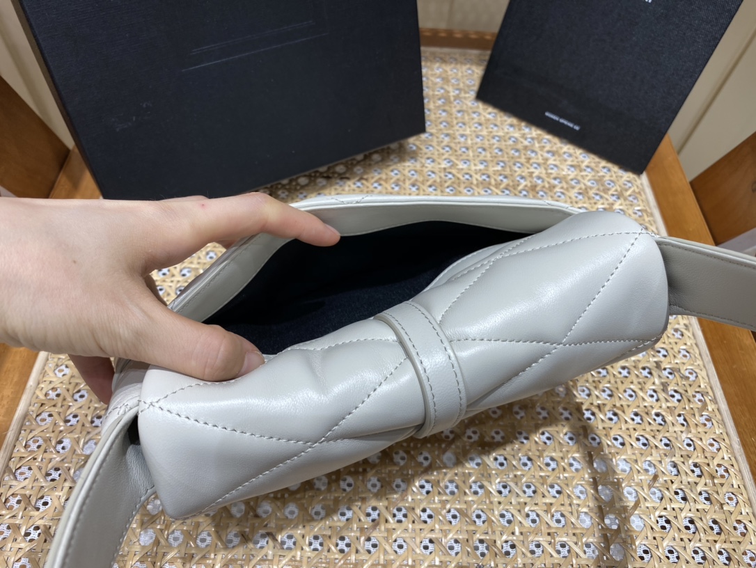 YSL 𝐋𝐄 𝟱𝟳 小羊皮菱格纹腋下包 698567白色/金扣