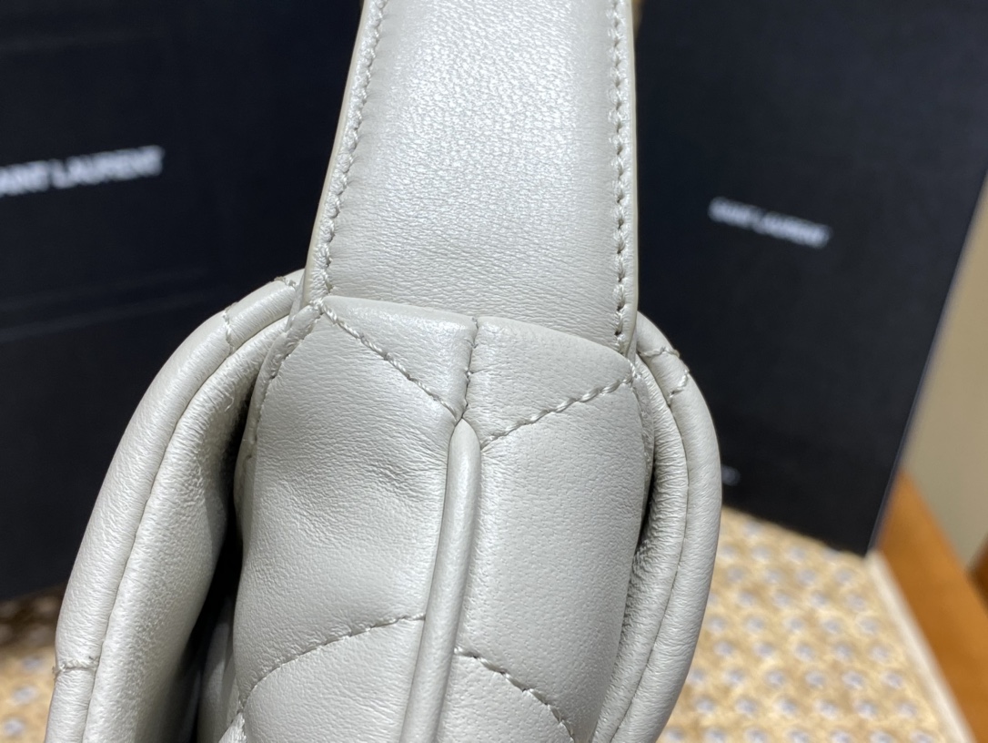 YSL 𝐋𝐄 𝟱𝟳 小羊皮菱格纹腋下包 698567白色/金扣