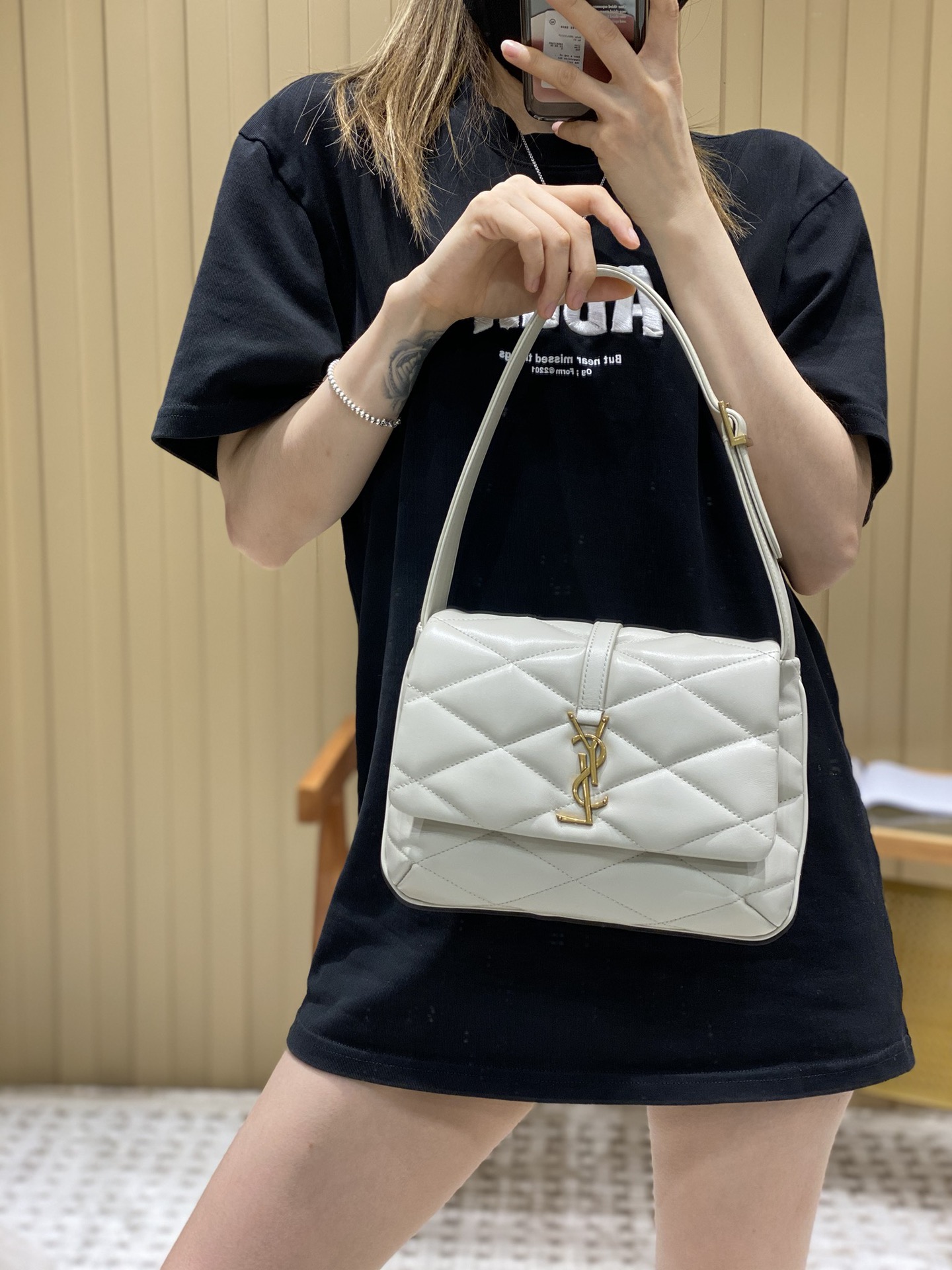 YSL 𝐋𝐄 𝟱𝟳 小羊皮菱格纹腋下包 698567白色/金扣