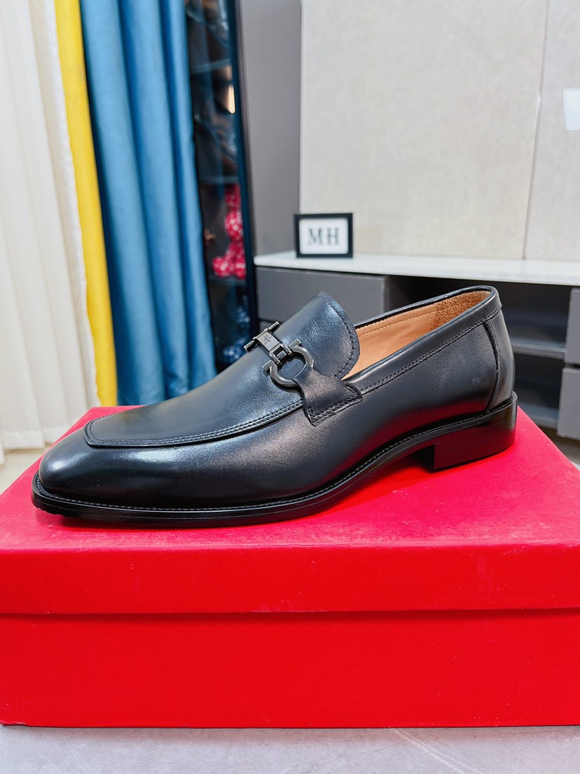 J0 全牛里Ferragamo菲拉格慕最新男士套脚商务皮鞋，头层采用意大利进口荔枝纹软牛皮奢华牛皮内里，带有LOGO的激光大底，柔软舒适高端大气，高品味男士首选38-44