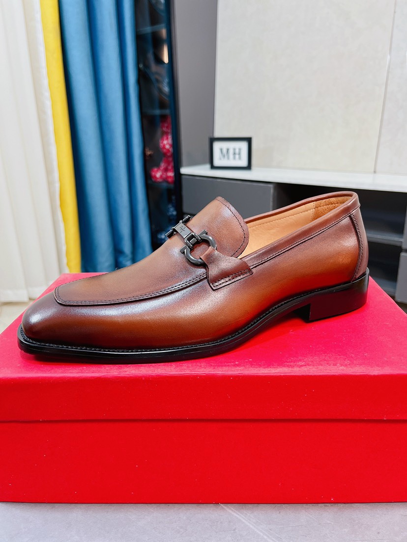 J0 全牛里Ferragamo菲拉格慕最新男士套脚商务皮鞋，头层采用意大利进口荔枝纹软牛皮奢华牛皮内里，带有LOGO的激光大底，柔软舒适高端大气，高品味男士首选38-44