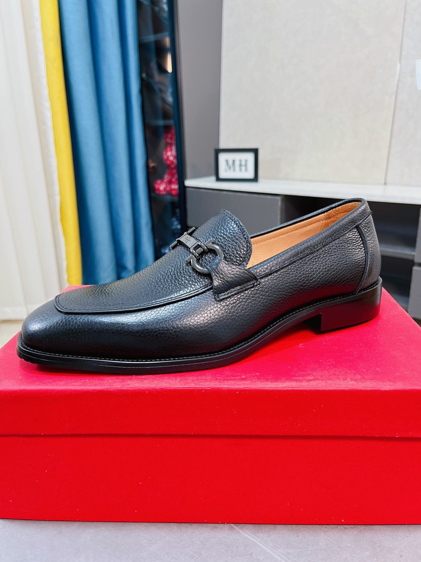 J0 全牛里Ferragamo菲拉格慕最新男士套脚商务皮鞋，头层采用意大利进口荔枝纹软牛皮奢华牛皮内里，带有LOGO的激光大底，柔软舒适高端大气，高品味男士首选38-44