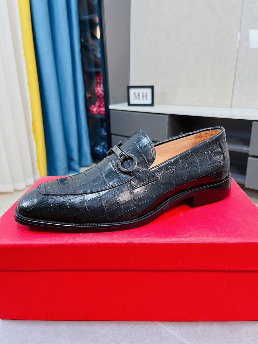 J0 全牛里Ferragamo菲拉格慕最新男士套脚商务皮鞋，头层采用意大利进口荔枝纹软牛皮奢华牛皮内里，带有LOGO的激光大底，柔软舒适高端大气，高品味男士首选38-44